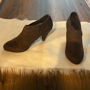 Suede shoes. Xappeal…size 8… 2.5 inch heel.